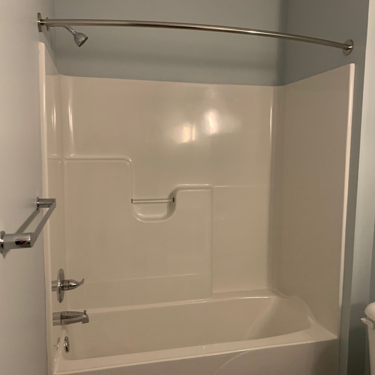 Tub shower with rounded shower curtain